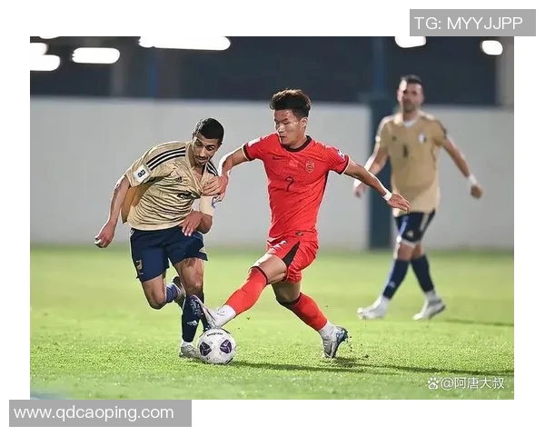 中国足球明星签约新球队引发球迷热议未来发展备受期待